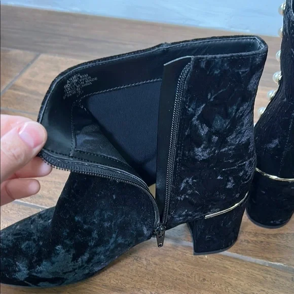 Elegant Black Velvet Ankle Boots with Pearl Detailing Isaac Mizrahi brand. 8.5 - Picture 6 of 10